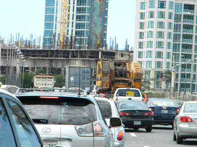 Export Logistics & Shipping, Inc. transports American 999C crawler crane car body by flat rack from San Juan to Cartagena through busy streets